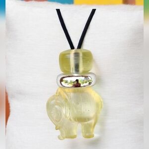🐘 Vintage long lucite elephant necklace
